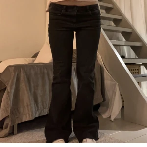 Svarta zara jeans - Dessa zara jeans har jag använt 1 gång då jag i princip har ett par likadana❤️
