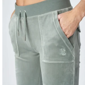 Juicy Couture byxor - Ett par juicy couture byxor i mint grön. Fåtal gånger använda och är de lågmidjade modellen. Är i storlek L men skulle säga att de passar ypperligt till en M! Köpta förra året - nypris 1 100kr