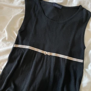 burberry topp - topp / overskirt från burberry 💘 storlek 14 år men passar mig som bär S. färgen är väldigt mörk blå