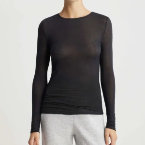 Tröja - Säljer denna tröja liknande till populära intimissimi tröjan , inte min smak , slutsåld på zalando den är av märket OYSHO 🫶