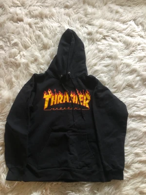 Thrasher  - Säljer min knappt använda thrasher hoddie i storlek S❤️Köpt på junkyward i Göteborg. 