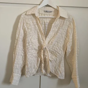 Zara blus  - Zara blus i stl S. Benvit, använd 2 ggr. 