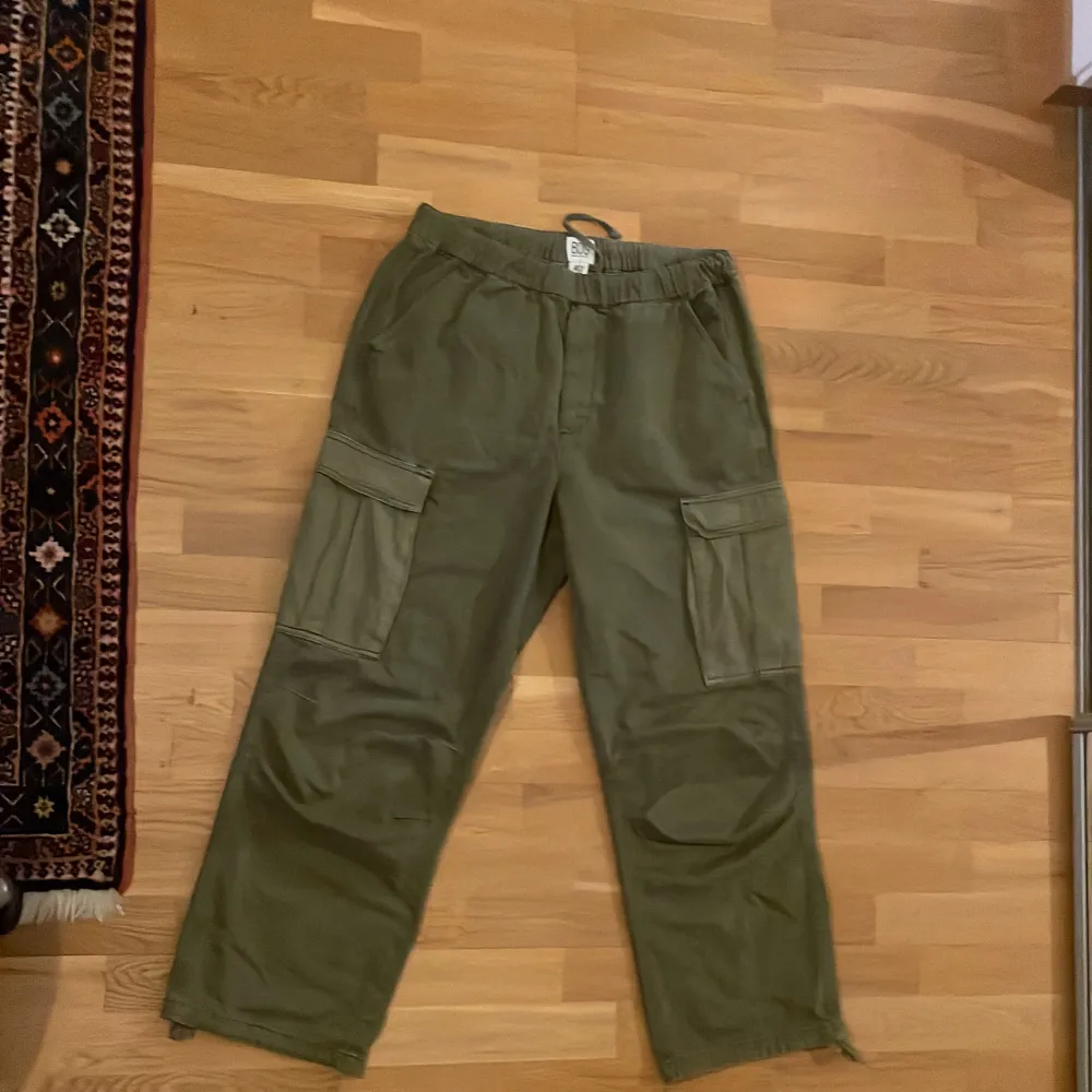 Påsiga cargo byxor från urban outfitters i storlek 32/32. Har snören i midja och vid vrist. Passar mig som är runt 176 perfekt. Plagget är i nästintill perfekt skick och har bara blivit använd ca 10 ggr, säljs just pga den anledningen. Nypris ca 900. Jeans & Byxor.