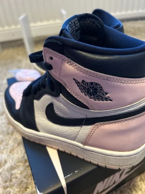 Air Jordan 1 High Atmosphere - Air Jordan 1 i mycket fint skick. Inköpta 2022, 360 Euro. Äkta vara, kvitto och originalbox finns. Bubble Gum, rosa och mörkblå. Ett par extra skosnöre ingår. Storlek 37,5. 
