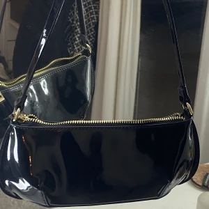 Väska  - Liten och söt väska från Asos med guld detaljer💛 Nyskick då den är använd enstaka tillfällen! 