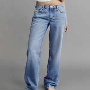 Säljer dessa jättefina low waist jeans från Gina tricot i blå färg💕 Jeansen har inga skador/defekter men jag har klippt byxorna i längden då dem var långa💕Skriv för svar på frågor, pris kan diskuteras💕 Original pris 499.