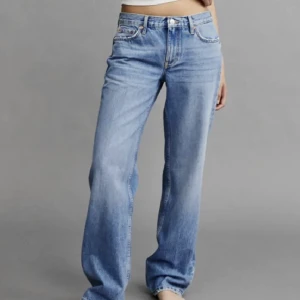 Low waist straight jeans  - Säljer dessa jättefina low waist jeans från Gina tricot i blå färg💕 Jeansen har inga skador/defekter men jag har klippt byxorna lite i längden då dem var långa💕Skriv för svar på frågor, pris kan diskuteras💕 Original pris 499.