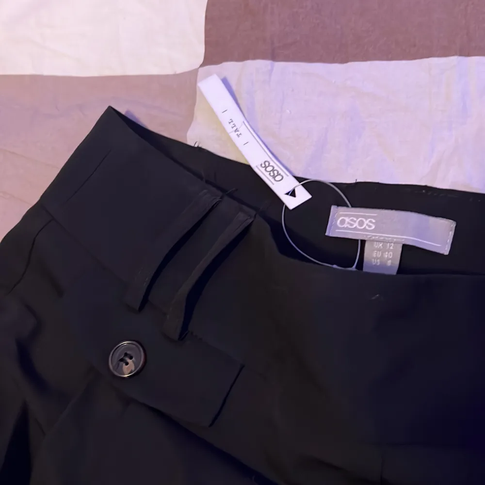 Svarta tall kostymbyxor med tag kvar, 1 fake framficka och två fake bak. Aldrig använda.. Jeans & Byxor.