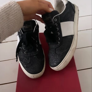 Valentino fly crew skor  - Säljer dessa i storlek 38 