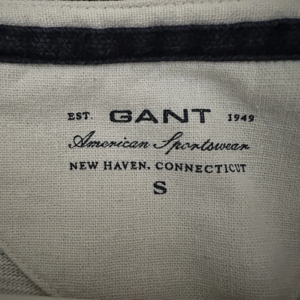Tröja i fint skick från Gant, grå/beige i stl S. . Hoodies.