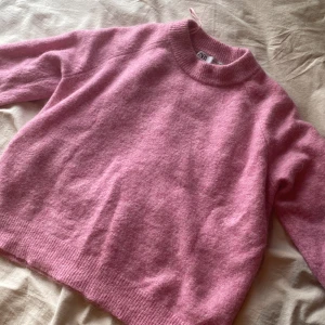 Stickad tröja  - Jag säljer denna stickade tröjan från zara som jag köpte av en annan här på plick. Jag säljer då den inte passade mig💕