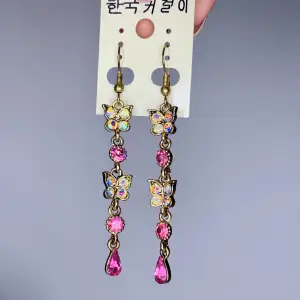 (Frakt 15kr) Super fina örhängen köpta i Sydkorea! Helt nya och oanvända.  Vill du köpa fler av örhängena jag lagt ut kan du få rabatt😁💗