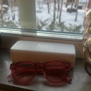 Chimi solglasögon  -  chimi guava 003 nyskick, haft länge men aldrig men bara testat dom , man får med boxen men tyvärr är påsen till glasögonen och duken borta 