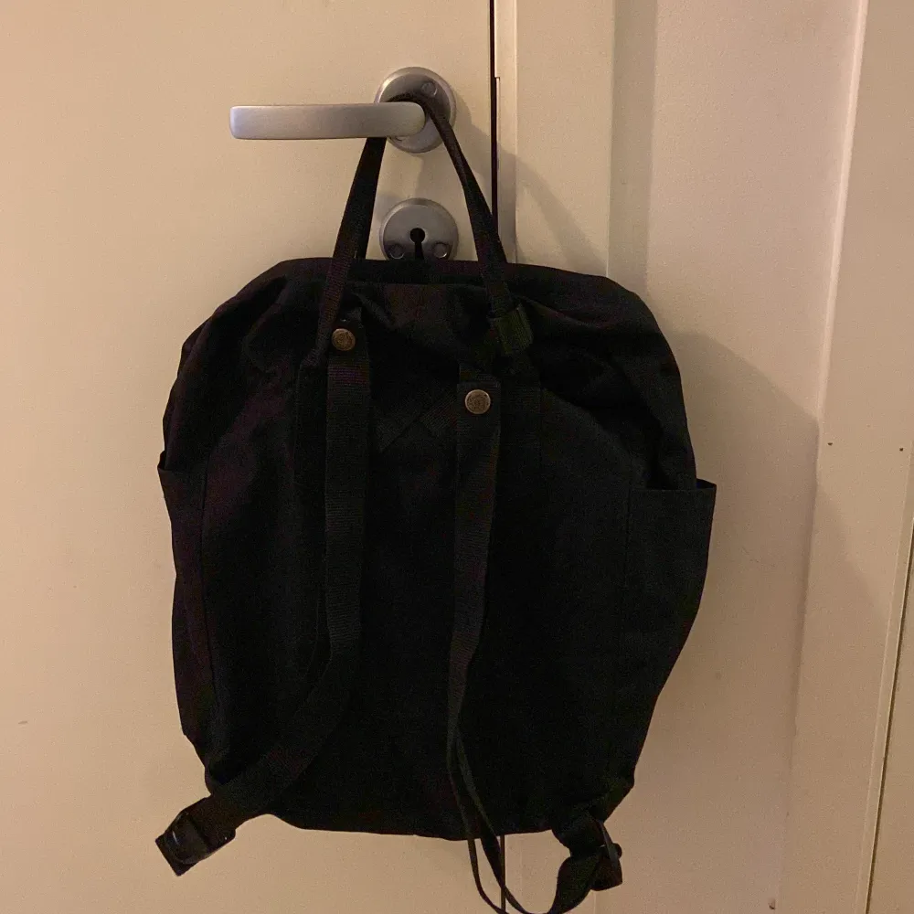 En jättesnygg fjällräven ryggsäck, använd fast i bra skick😊. Väskor.