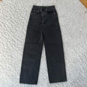 Säljer dessa fina jeans från Nakd som är i väldigt bra skick! 💕Storleken är 32 och  Jeansen har en grå/svart färg