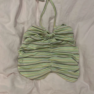 Halterneck topp! - Söt randig halterneck top! Finna ribbade detaljer och går att knyta på flera olika sätt.