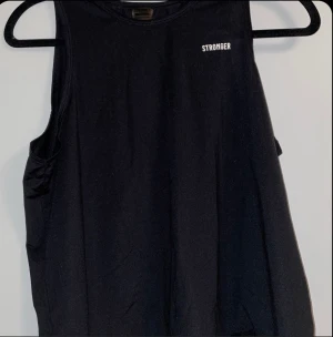 Tränings Linne - Ett träningslinne med öppen rygg från STRONGER, säljer även ett likadant fast vitt. Nypris 299kr. Köparen står för frakten, pris kan diskuteras.