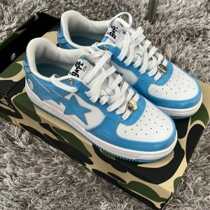 Bapesta Blue White - Säljer de då dem inte passar, nyskick, oanvända. 