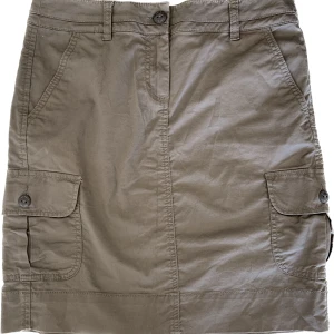 Cargo kjol  - Cargo kjol från Esprit. Äldre design.  Midjemått tvärs över: 39cm Längd på kjolen: ca 48cm 