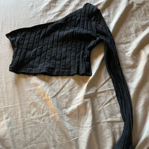Tröja - Fin svart tröja med en arm i storlek M, aldrig använd
