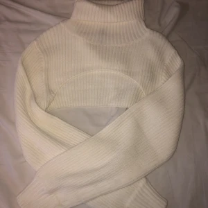 Tröja - Säljer de här från h&m som jag inte vet vad det heter men man ska ha linne under de, en vit och en svart i storlek s båda för 200 inklusive frakt en för 100 inklusive frakt 