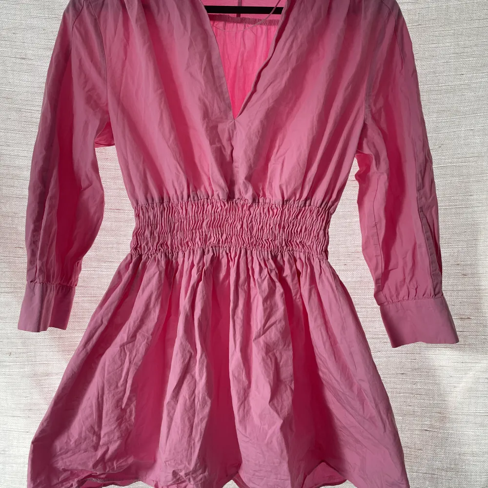 Jättefin rosa klänning från zara, superfin passform och jättefin färg💕 skriv för fler bilder!. Klänningar.