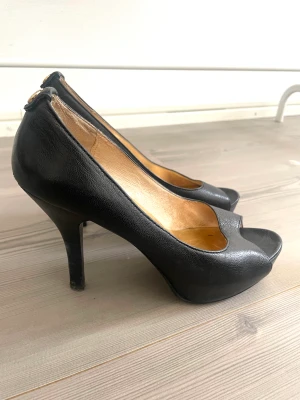 Michael Kors klackar - Välanvända klackar i skinn.  Skinnet är fortfarande helt.