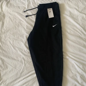 Nike Träningsbyxor Svart  - Nike Loose Fit Mid Rise Träningsbyxor - Svart - Storlek L - Aldrig använt (prislappen är kvar) 