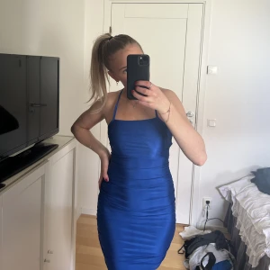 Blå klänning  - Jättefin mörkblå klänning som sitter fint och passar jättebra till sommar eller fest💙 Skriv privat om du har någon fråga☺️
