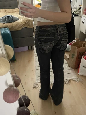 Vintage grå svarta jeans - VÄRLDENS finaste lågmidjade jeans!! Tyvärr lite stora på mig, därför jag säljer. Jag är 166 och dem är lite långa på mig❤️84 innerbenslängd, 80 midja (cm)