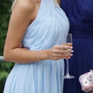 Ljusblå balklänning - Säljer min så fina balklänning!! Är 168 och den passar bra på mig. Skulle säga att den passar en S/M. Nypris cirka 2000 