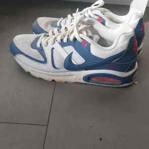 Nike air max skor - Smått slitna nike air max sneakers storlek 44.5. Pris kan diskuteras. Tvättas innan de skickas 