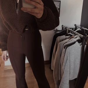 Kostymbyxor  - Nya kostymbyxor i modellen Tall. Perfekt längd för mig som är 176😍Köpta från plick men var för tighta i låren så kan inte använda dem.