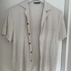 Linne skjorta - Beige linneskjorta. Perfekt till sommaren. Herr modell. Mycket bra skick. Köparen står för frakten🤍