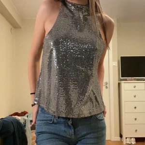 Fest topp - AS SNYGG glittrig fest topp från bikbok som aldrig kom till användning så splittrans ny! Storlek XS men passar även S, perfekt till fest 🥳❤️