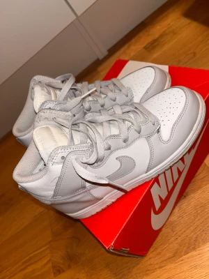 Nike dunk high - Nike dunk high, release 2021. Storlek 35. Använda 1 gång då de e för små på mig.