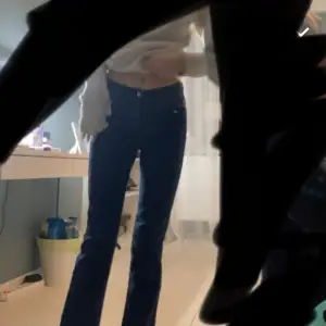 Intressekoll på mina Guess jeans, köpta på second hand. Dom är midwaist/lågmidjade skulle jag säga och på bakfickan så har dom ett Guess märke! (Vet inte strl exakt just nu)