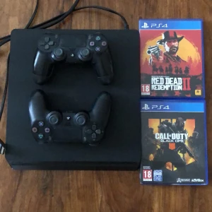 Ps4 med 1tb lagringsutrymme - Säljer mitt ps4 slim med två kontroller samt två spel då jag inte längre använder det. Utrymmet är 1tb. Kontrollerna funkar men är slitna. Hdmi kabel och strömkabel tillkommer.
