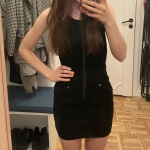 Oanvänd tight svart jeansklänning - Så sjukt fin men tyvärr liiite för liten för mig så har bara legat i garderoben. Förtjänas att komma till användning! 😍