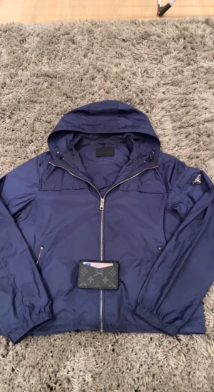 Prada Windbreaker - Size 50/Medium. I princip nyskick. Inget kvar från köp men den är legitcheckas och kan bevisa det i DM! Har ej bråttom att sälja så ingen mening med skambud