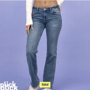 Low waist jeans bootcut  - INTRESSEKOLL på mina nästan helt oanvända trendiga jeans från H&M. Helt slutsålda och väldigt populära. Hör av er vid frågor❤️