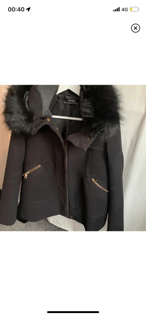 Kort kappa med päls  - Säljer min oanvända korta kappa med pälskrage! Storlek 36