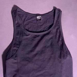 Träningstopp - Tränings topp med nät tyg detaljer