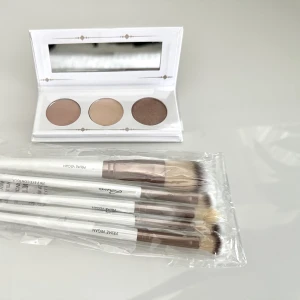 Luvia COSMETICS kit  - Helt Ny!  Luvia Rich Nudes Eyeshadow Trio och tillhörande sminkborstar  
