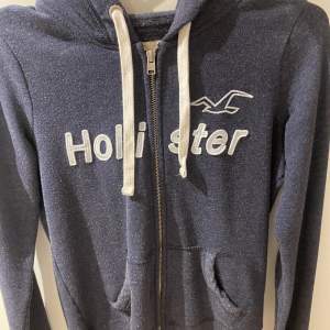 jätteskön kofta från hollister, säljer pga att jag inte använder den, säljer för 200+frakt💕