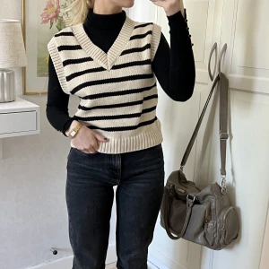 Randig stickad väst - Randig stickad väst från Lindex, ALDRIG använd så den är i nyskick! Den är från barnavdelningen och är i storleken 158/164 men passar definitivt en S då den är ganska stor💖