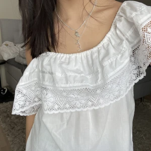 Söt vit topp - Säljer nu denna superfina toppen som är perfekt inför sommaren och våren!!🥰🥰 älskar den men säljer då den är alldeles för stor 