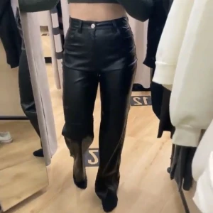 Supersnygga skinnbyxor  - Skinnbyxor från bershka i storlek S, sitter väldigt bra i midjan och rumpan! Använda Max 2 ggr  