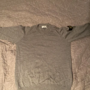 Stone island tröja  - Säljer min stone island tröja för den kommer inte till användning. Den är i bra skick då den inte används så ofta. Skriv vid intresse
