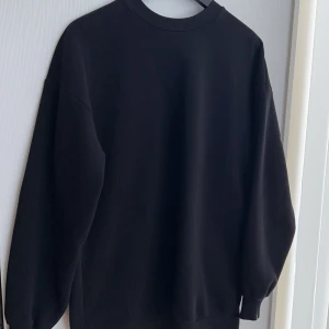 Svart sweatshirt  - Svart sweatshirt från Gina🤍